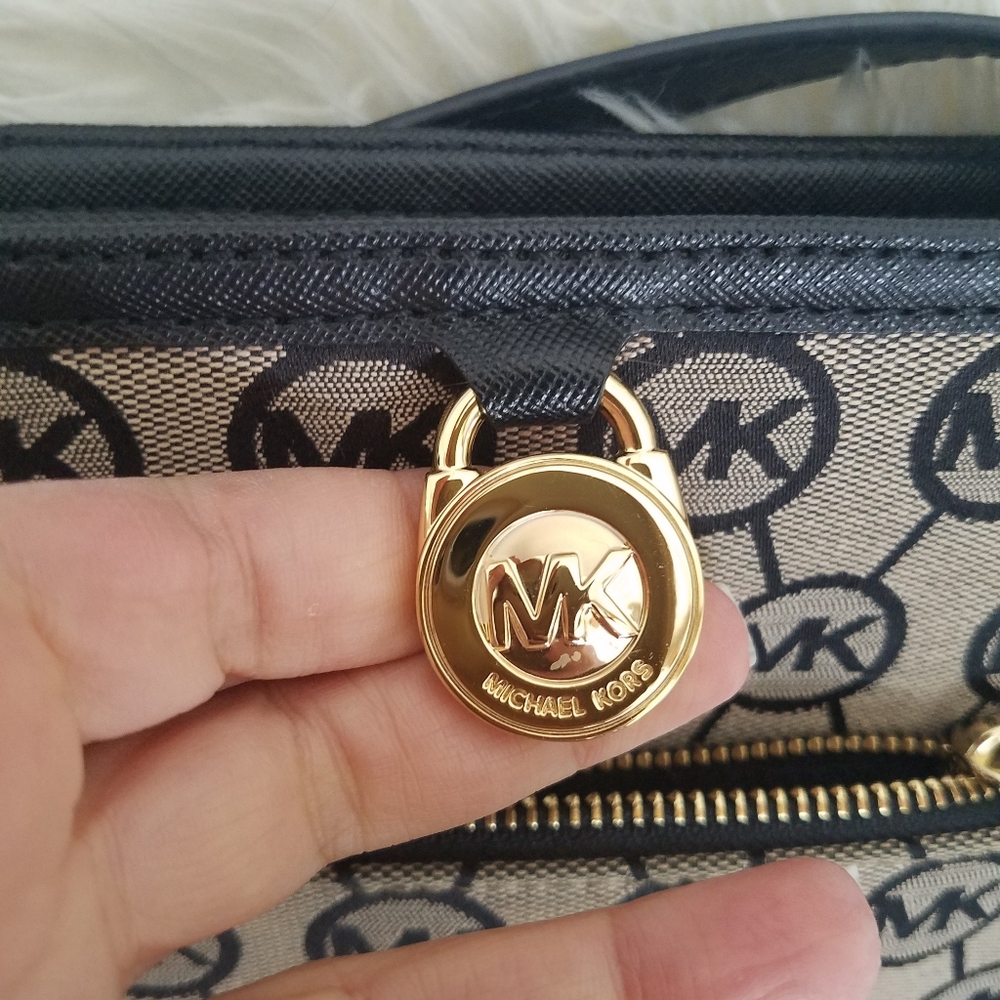 MICHAEL KORS Monogram Signature Large Pocket Crossbody Bag Black NWOT - Picture 6 of 15